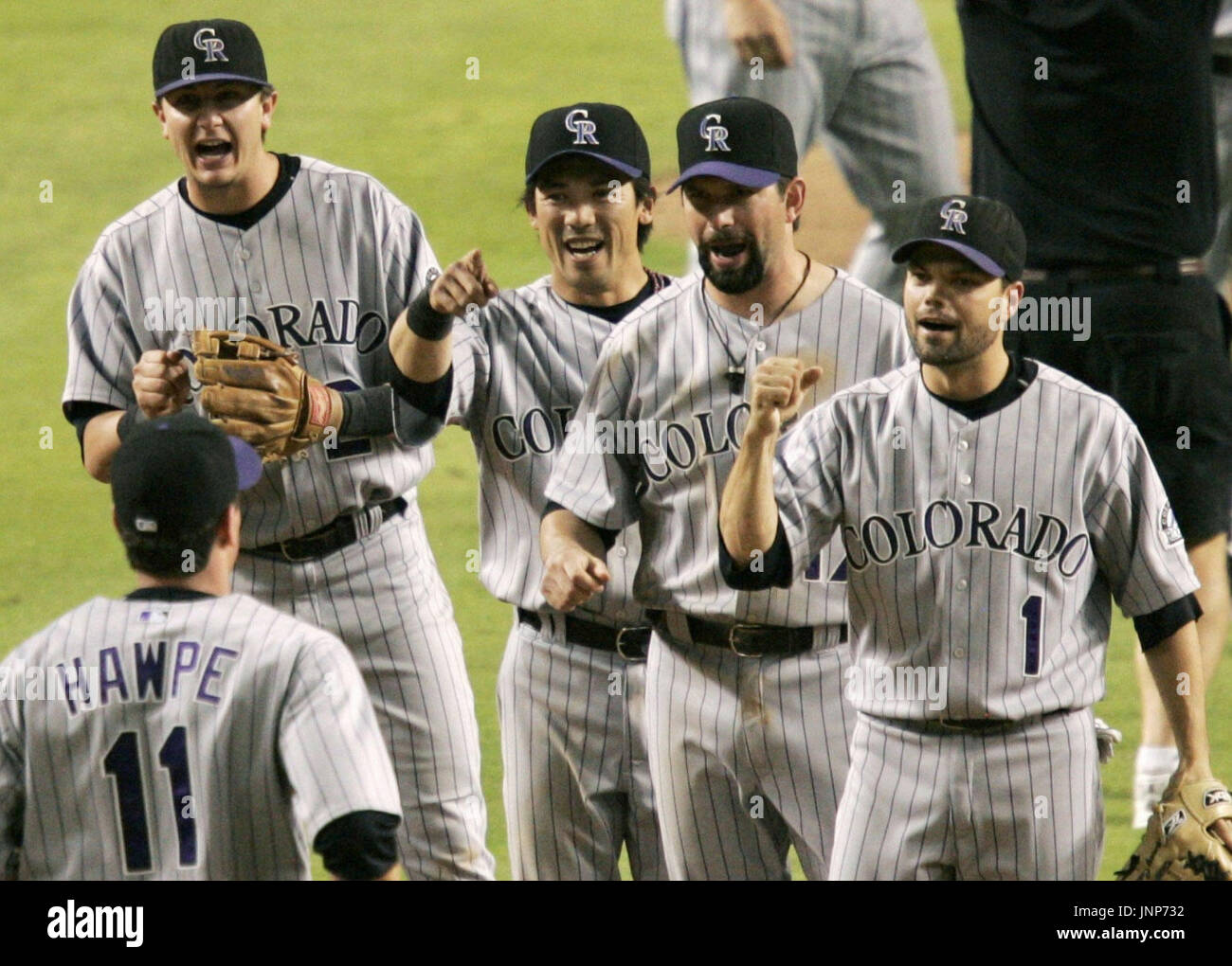 PHOENIX, États-Unis - Les Rockies du Colorado tranchant l'Arizona Diamondbacks 3-2 en 11 manches pour prendre un plomb 2-0 dans la série de championnat de la Ligue nationale à Chase Field à Phoenix, Arizona, le 12 octobre. Brad Hawpe (11) célèbre la victoire avec (de G à D) Troy Tulowitzki, Kazuo Matsui, Todd Helton et Jamey Carroll. (Kyodo) Banque D'Images