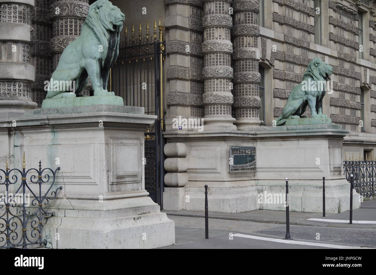 Le Lion Gate, Porte des Lions, au Louvre, Paris, l'un des plus grands musées du monde, le Quai des Tuilleries, Banque D'Images
