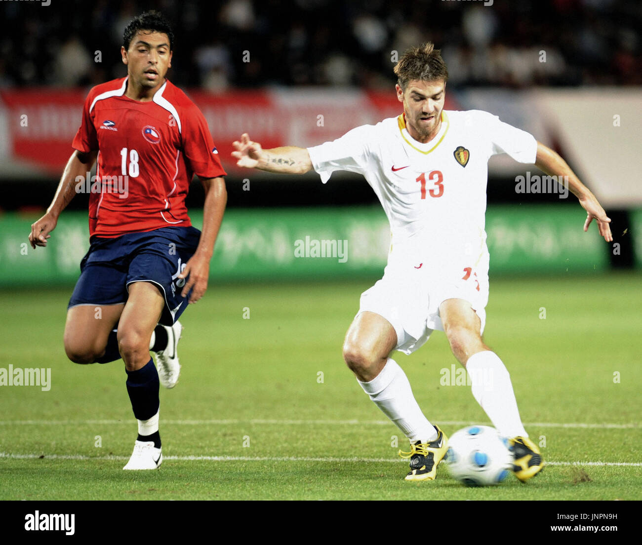 CHIBA, Japon - Belgique's Kevin Roelandts (R) frappe l'objectif d'ouverture au cours de la première moitié de la deuxième partie de la Kirin Cup contre le Chili à Fukuda Denshi Arena dans la ville de Chiba le 29 mai. (Kyodo) Banque D'Images