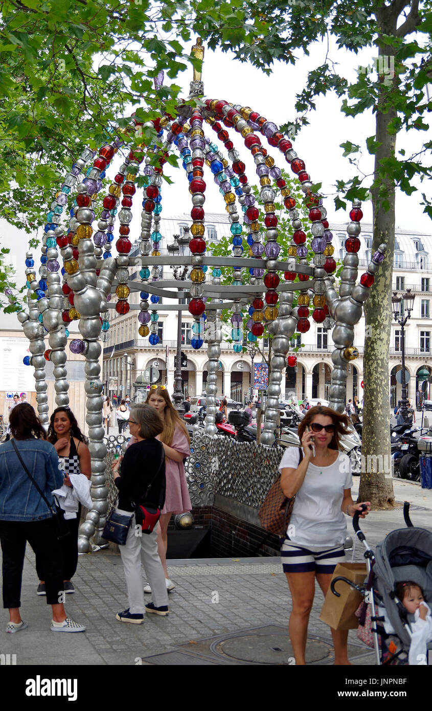 La sculpture, l'installation, par Jean-Michem Othoniel, formant, à l'entrée de la station de Métro Musée d'Royal-Louver Palais, Paris, France. Banque D'Images