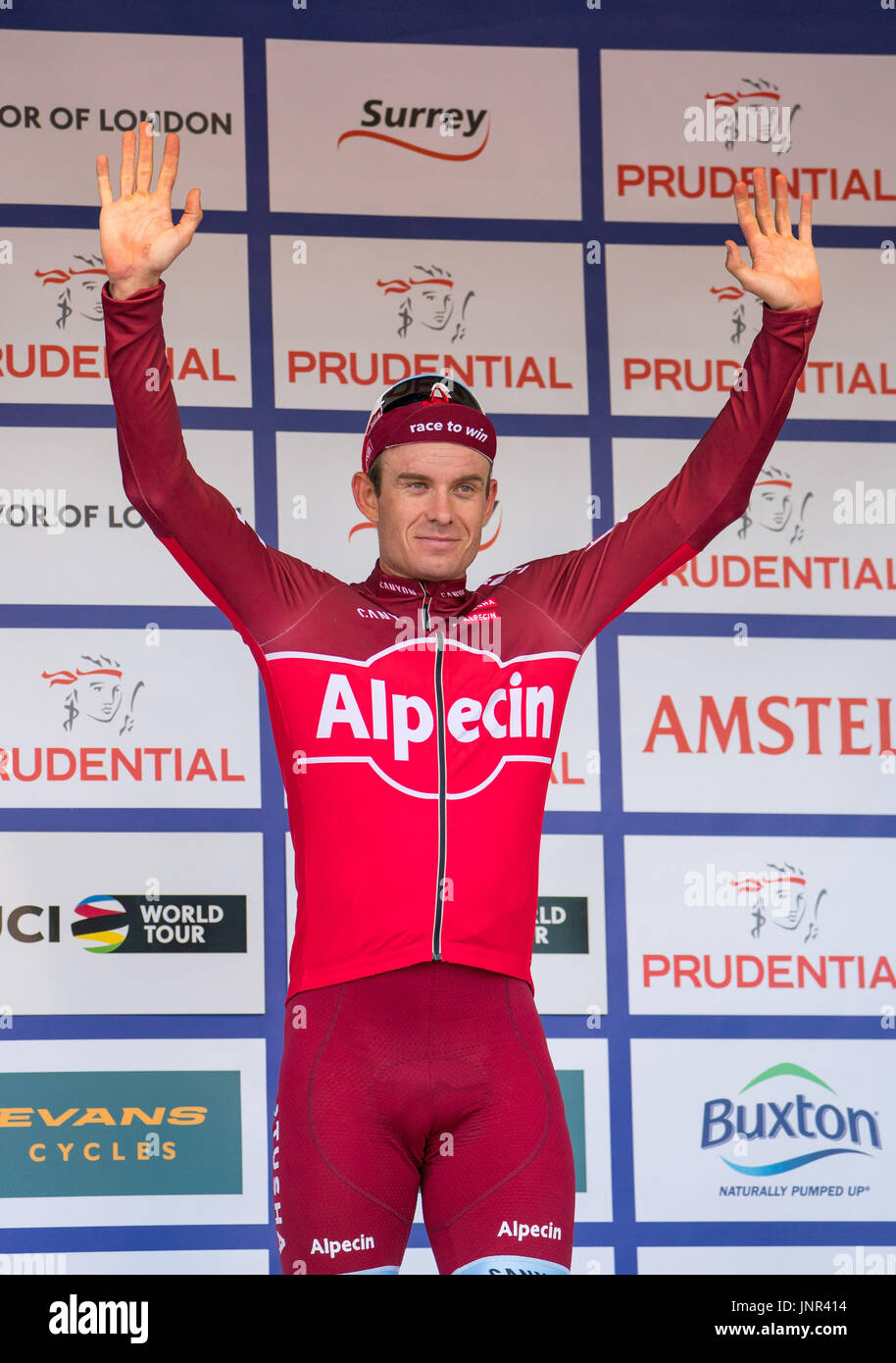 L'équipe Katusha Alpecin Alexander Kristoff célèbre sur le podium après avoir remporté le Prudential RideLondon-Surrey Classic lors du deuxième jour de la Prudential Ride Londres. Banque D'Images