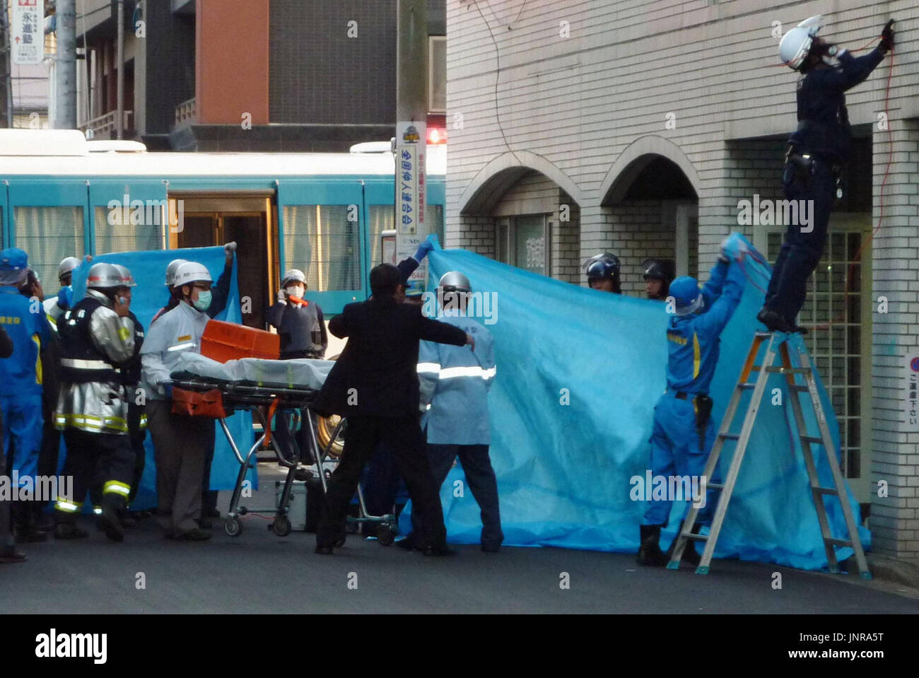 YOKOHAMA, Japon Sauvetage des travailleurs portent une civière dans un édifice du Yokohama