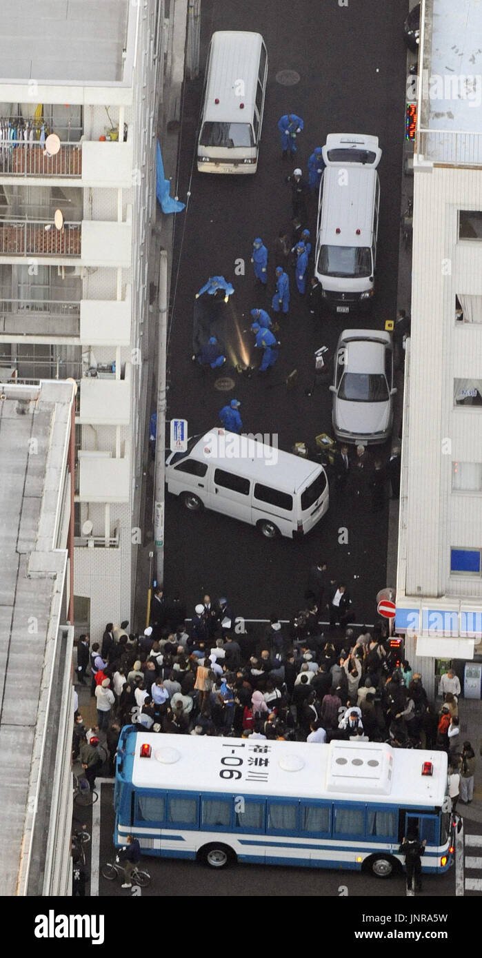 YOKOHAMA, Japon Les policiers inspecter la zone à l