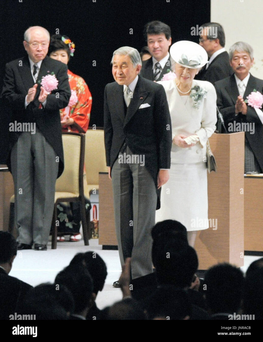 TOKYO, JAPON - L'Empereur Akihito et l'Impératrice Michiko reconnaître les applaudissements de bord pendant le gouvernement parraine la cérémonie de commémoration du 20e anniversaire de l'intronisation de l'empereur au Théâtre National du Japon à Tokyo le 12 novembre 2009. Piscine (photo)(Kyodo) Banque D'Images