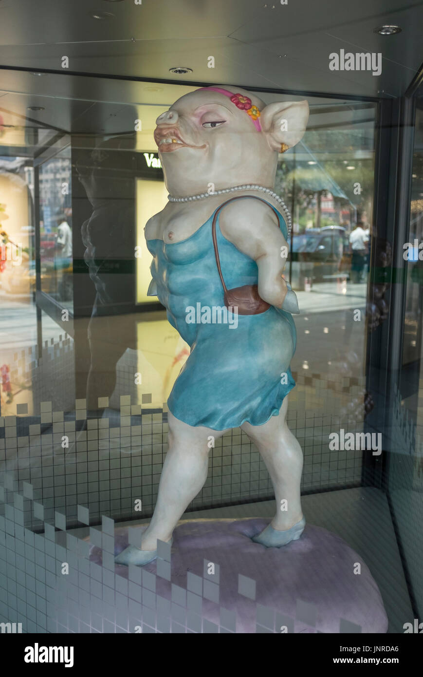 Une sculpture à la mode avec un cochon dame faire des achats du Parkview Green FangCaoDi à Beijing, Chine. 30-JUIL-2017 Banque D'Images