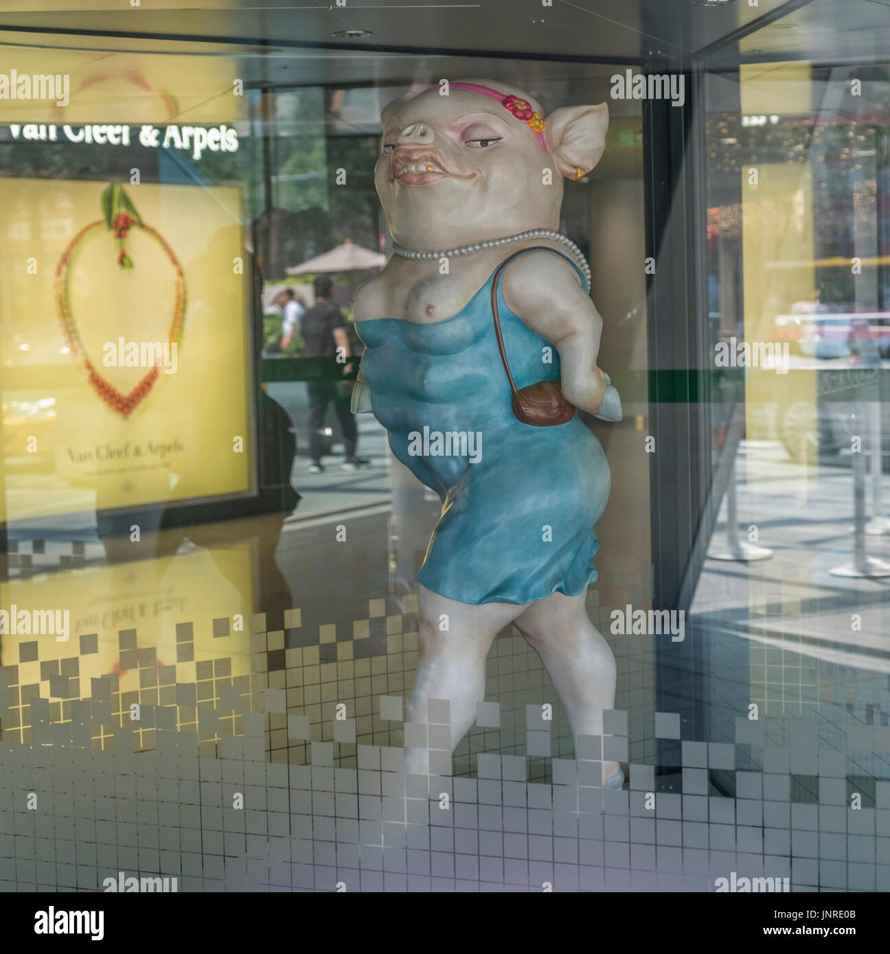 Une sculpture à la mode avec un cochon dame faire des achats du Parkview Green FangCaoDi à Beijing, Chine. 30-JUIL-2017 Banque D'Images