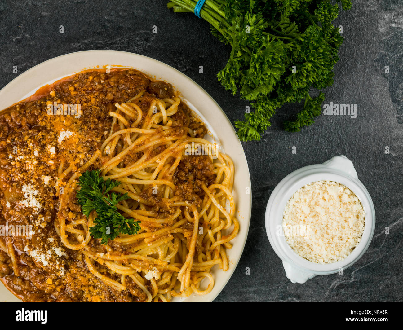 Style Italien spaghetti bolognese nourriture contre une ardoise noire Banque D'Images