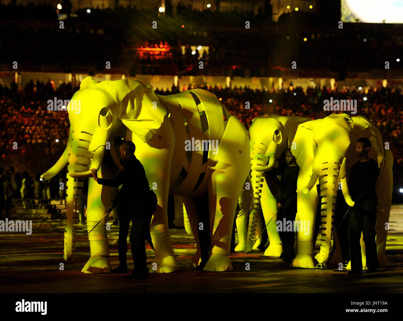 JOHANNESBURG, Afrique du Sud - Modèle d'éléphants sont exhibés au cours de la cérémonie de clôture de la finale de la Coupe du Monde de soccer au stade Soccer City à Johannesburg, Afrique du Sud, le 11 juillet 2010. (Kyodo) Banque D'Images