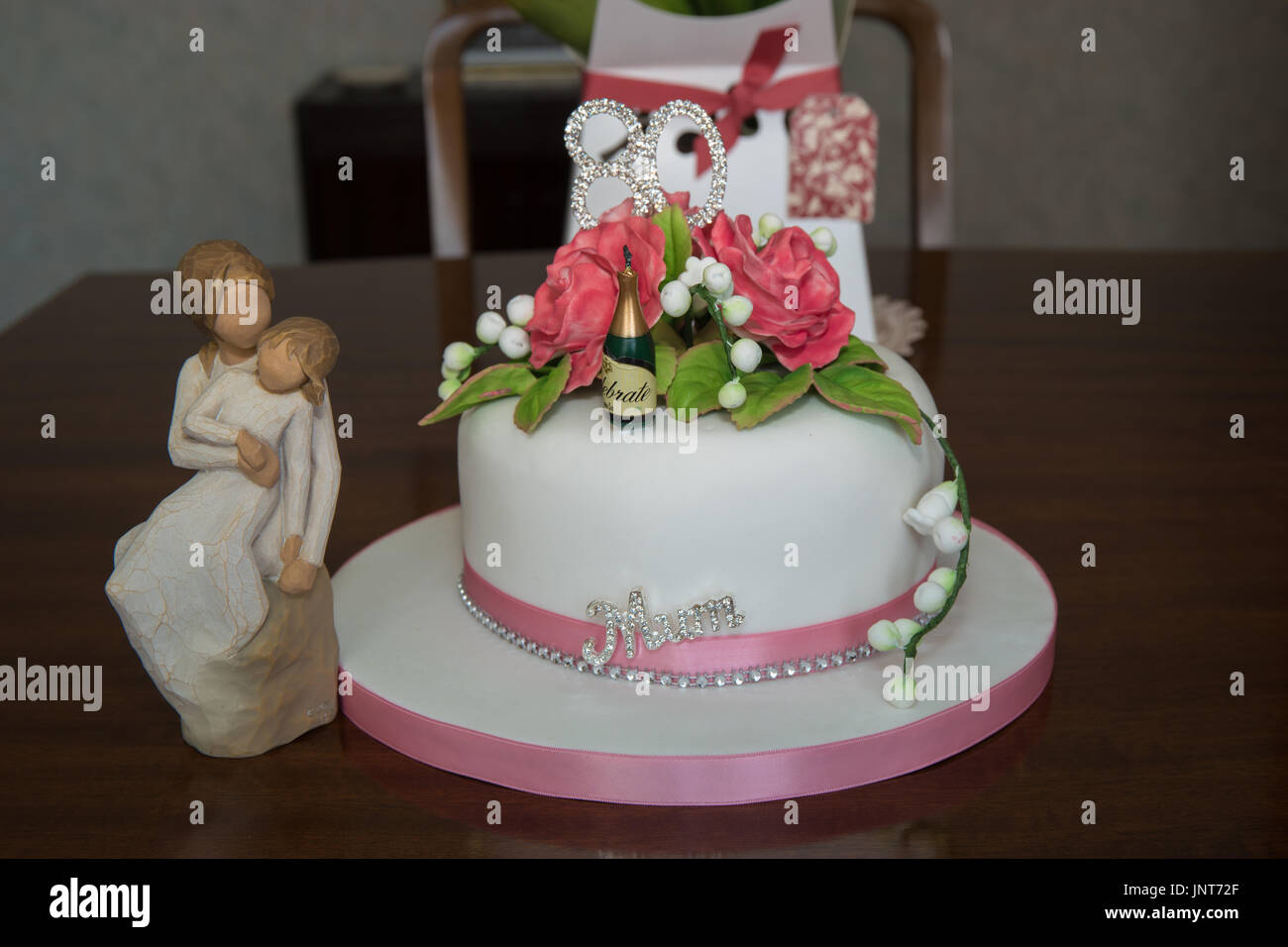 Gateau D Anniversaire Pour Maman A 80 Photo Stock Alamy Gateau D Anniversaire Pour Maman A 80 Photo Stock Alamy