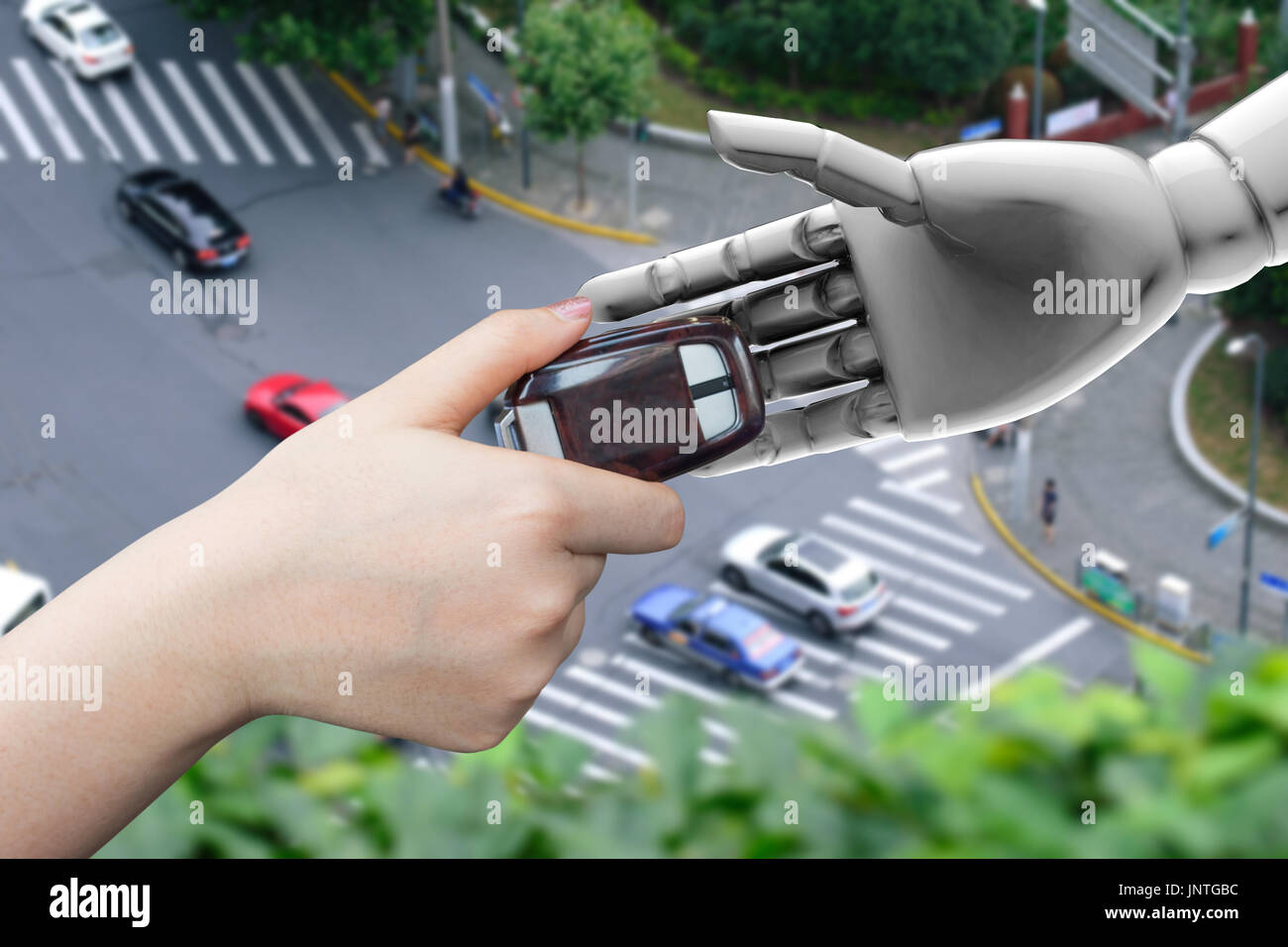 L'intelligence artificielle (IA) conseiller ou conseillère robo-auto voiture Smart en mode Lecteur (HUD) de la technologie. Main de femme pilote sur la télécommande sans fil pour 3 clé de voiture Banque D'Images