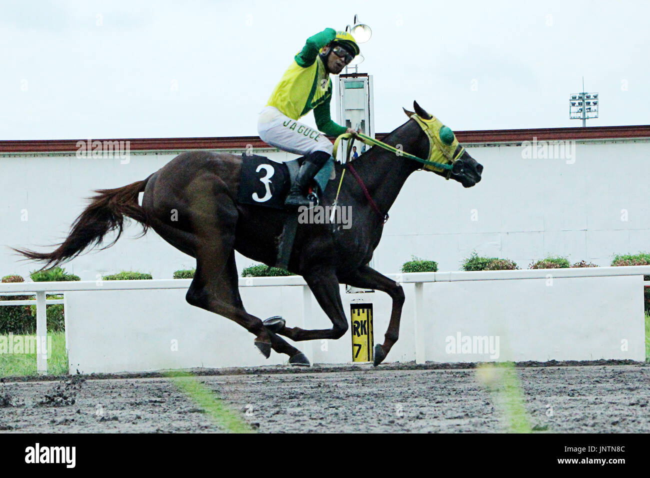 Aux Philippines. 30 juillet, 2017. John Alvin Guce avec son cheval "nom" Sepfourteen a mené la course à 2017 PHILRACOM 3e jambe Triple Couronne jeu Course à Santa Ana en Parc Naic Cavite le 30 juillet 2017. Credit : Gregorio B. Dantes Jr./Pacific Press/Alamy Live News Banque D'Images