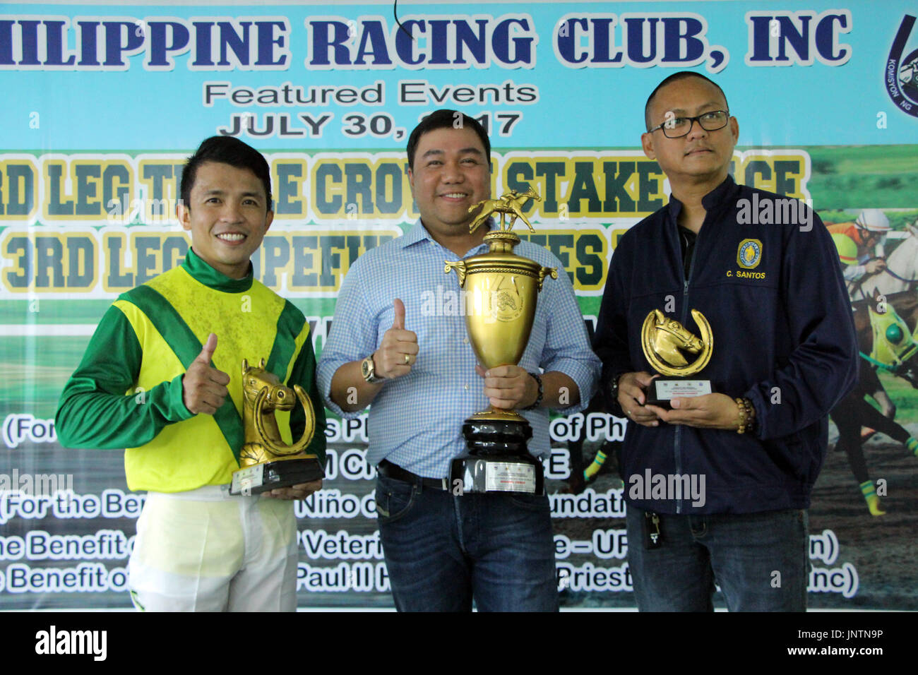 Aux Philippines. 30 juillet, 2017. John Alvin Guce avec son trophée (à gauche), l'appellation "Sepfourteen" propriétaire élevage SC Inc. c/o Oliver Velasquez avec son trophée (centre) et entraîneur de chevaux te Santos avec son trophée (à droite) après l'attribution de 2017 PHILRACOM 3e jambe Triple Couronne jeu Course à Santa Ana en Parc Naic Cavite le 30 juillet 2017. John Alvin Guce (à gauche) a remporté la première place à 2017 PHILRACOM 3e jambe Triple Couronne jeu Race Crédit : Gregorio B. Dantes Jr./Pacific Press/Alamy Live News Banque D'Images