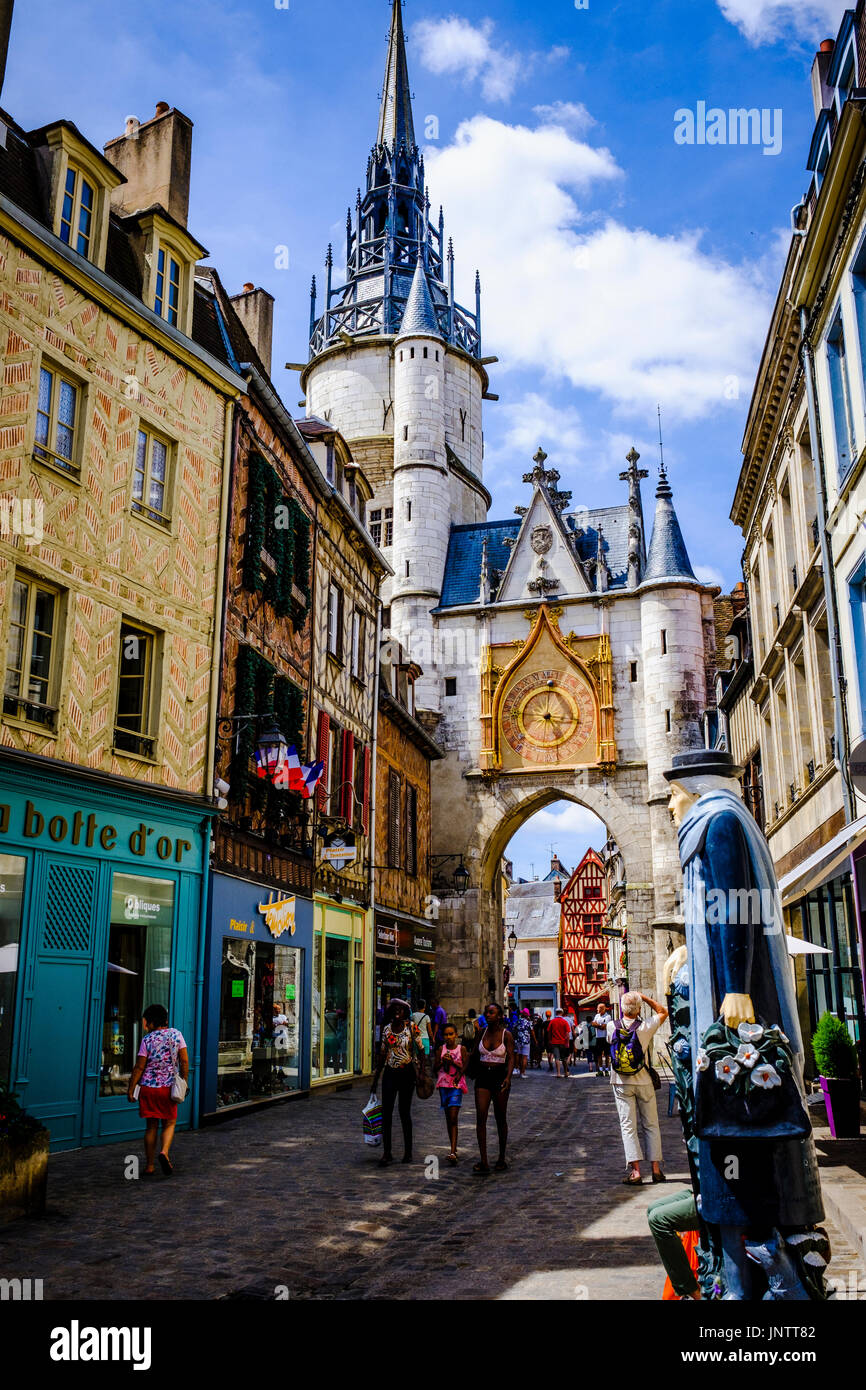 Scène de rue à Auxerre, France Banque D'Images