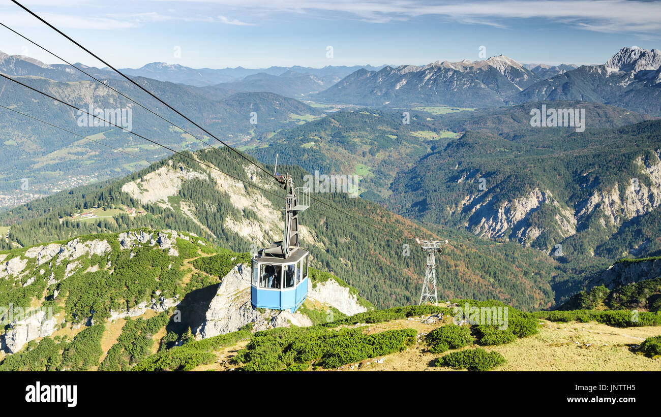 Télécabines de téléphérique pour touristes haut de Alpspitze mountain à Alpes bavaroises Banque D'Images