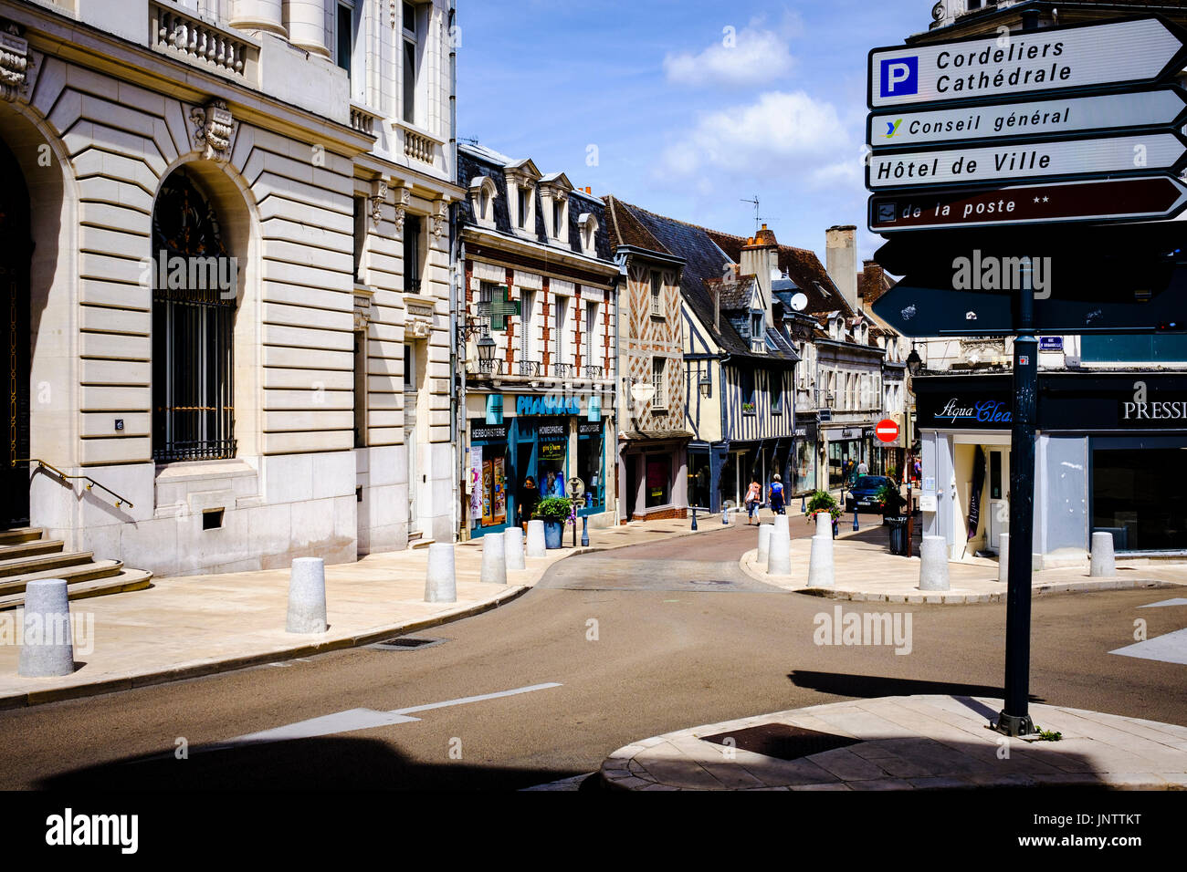 Scène de rue à Auxerre, France Banque D'Images