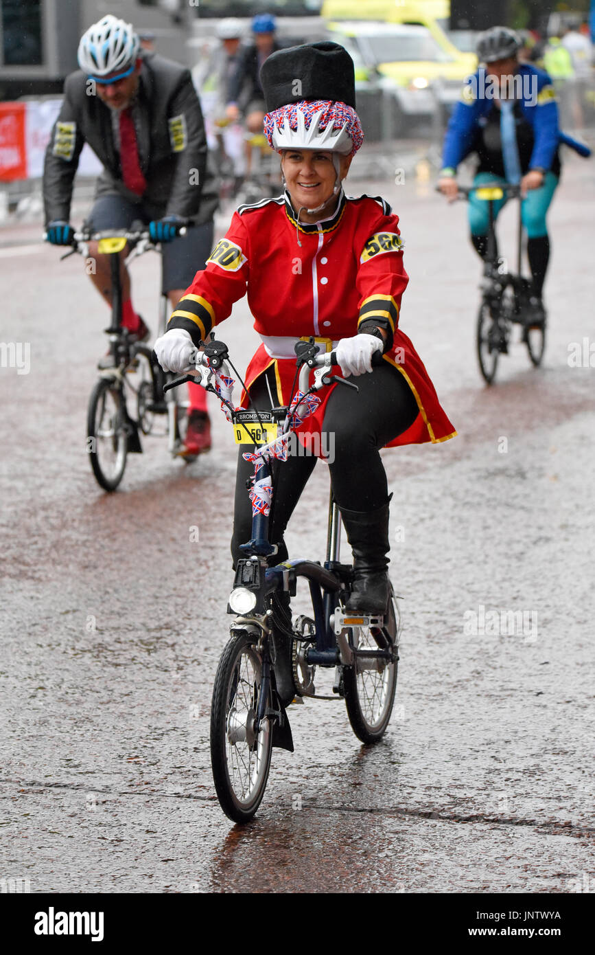 Brompton World Championship course cycliste pliante. Fait partie de l'événement vélo Ride London dans la ville. La course commence et se termine dans le Mall Banque D'Images
