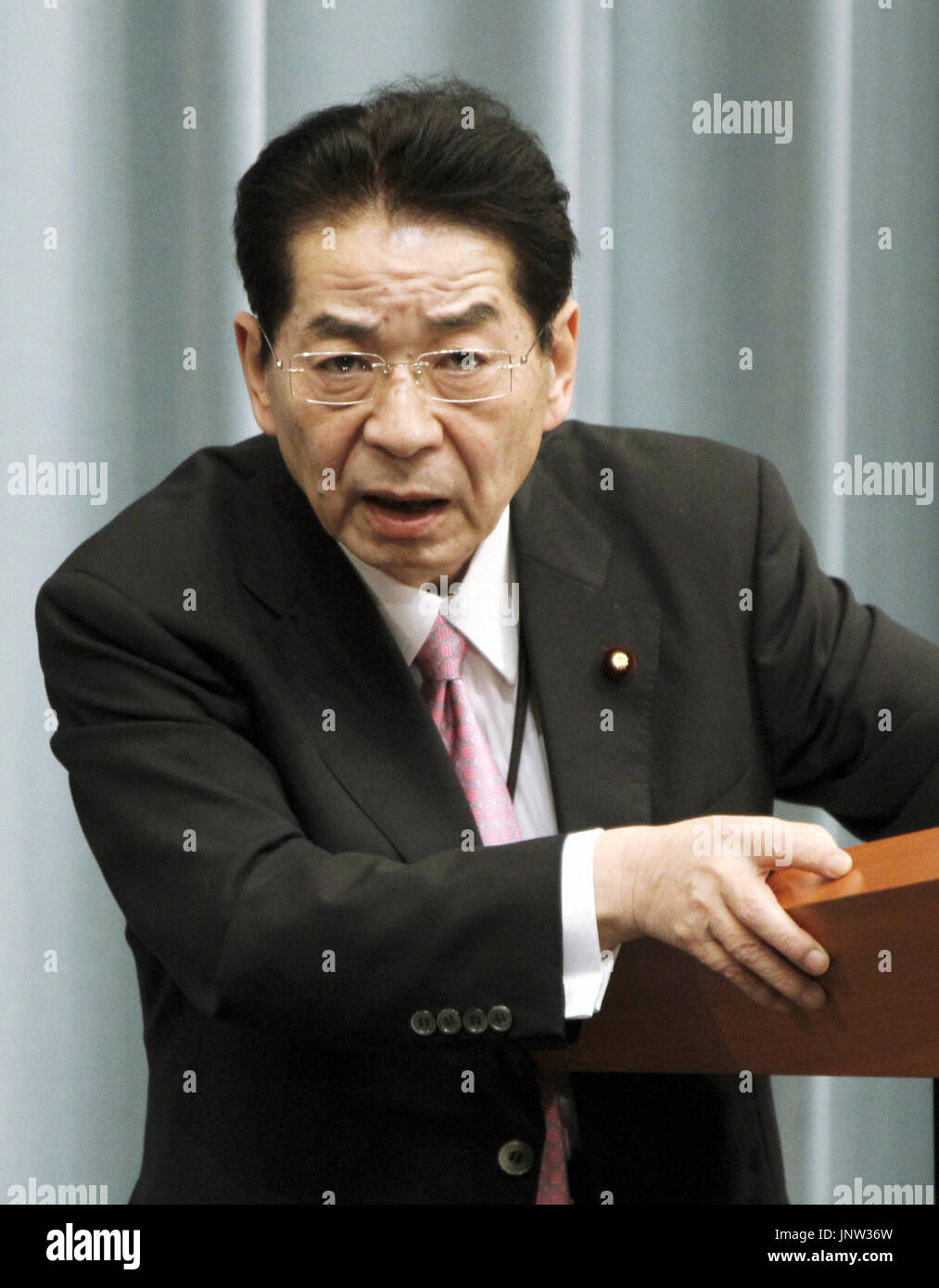 TOKYO, JAPON - Le Secrétaire Général du Cabinet Yoshito Sengoku parle lors d'une conférence de presse à Tokyo le 11 novembre 2010. Époque Sengoku a indiqué que le chef de la Garde côtière du Japon devrait être tenu responsable de l'affichage sur un site Internet de petites séquences vidéo montrant les collisions impliquant un chalutier chinois. (Kyodo) Banque D'Images