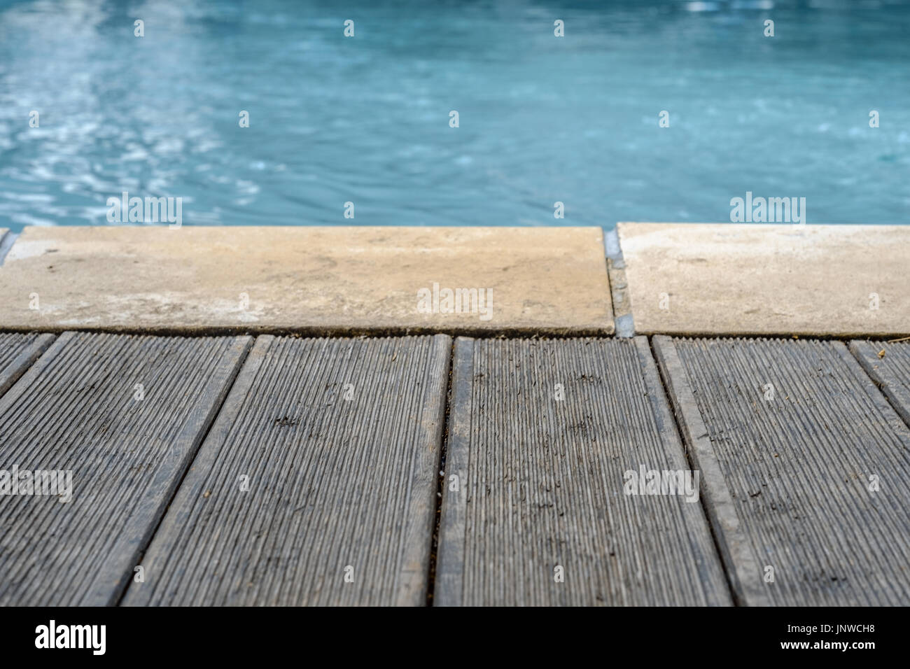 Piscine et terrasse en bois et briques pour l'arrière-plan Banque D'Images