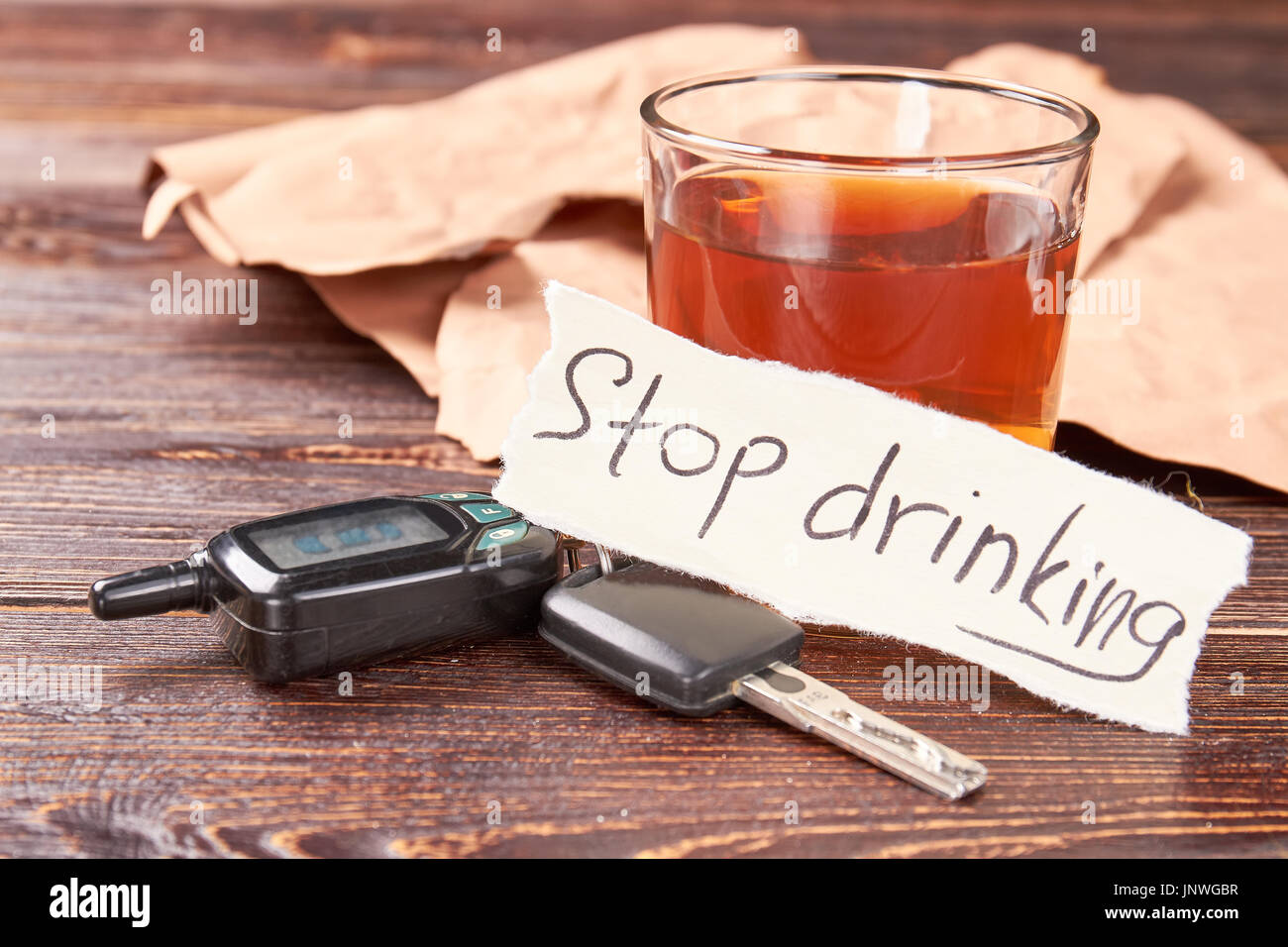 Les clés de l'automobile, le message, le verre d'alcool. Banque D'Images