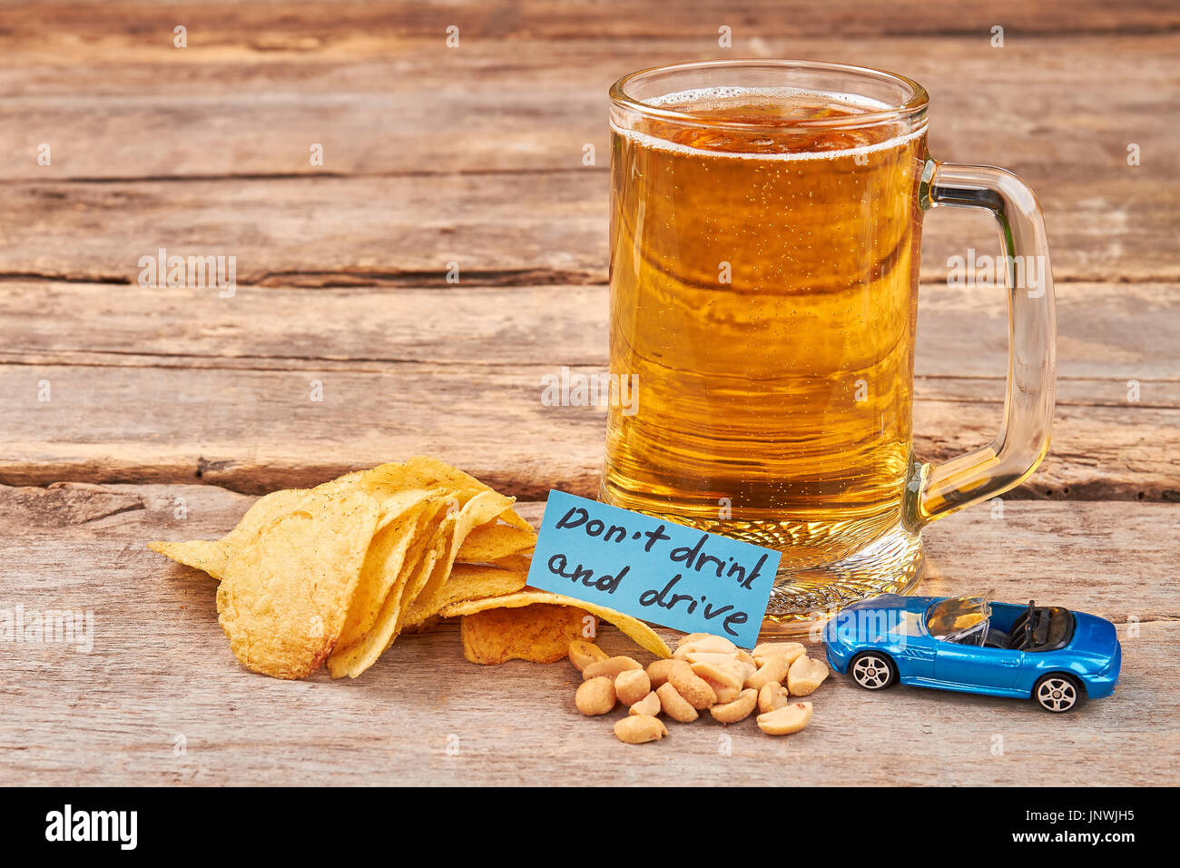 Bière, chips, message, écrous, voiture. Banque D'Images