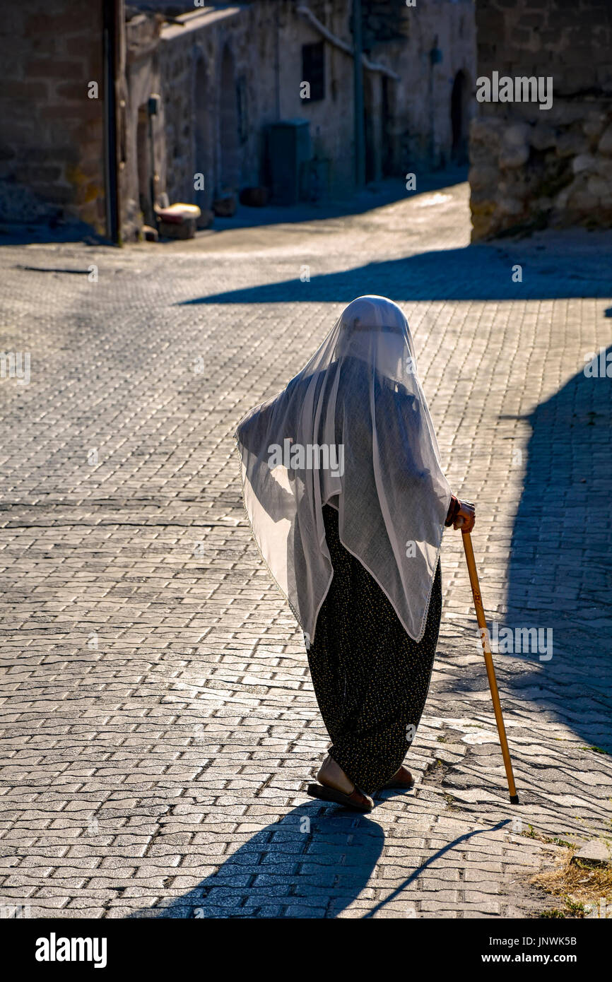 Vieille Femme marche dans les rues de Göreme, en Cappadoce avec voile musulman Banque D'Images