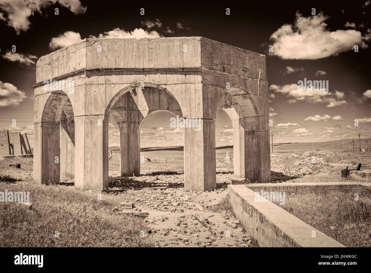Ruines de béton d'une des cinq stations de pompage et des usines de potasse de fabrication au cours de la Première Guerre mondiale près d'Antioche, Nebraska, image sépia Banque D'Images