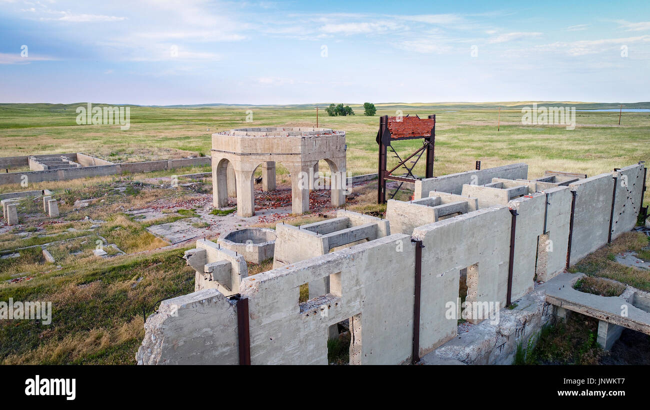 Ruines de béton d'une des cinq stations de pompage et des usines de potasse de fabrication au cours de la Première Guerre mondiale près d'Antioche, Nebraska, vue aérienne Banque D'Images