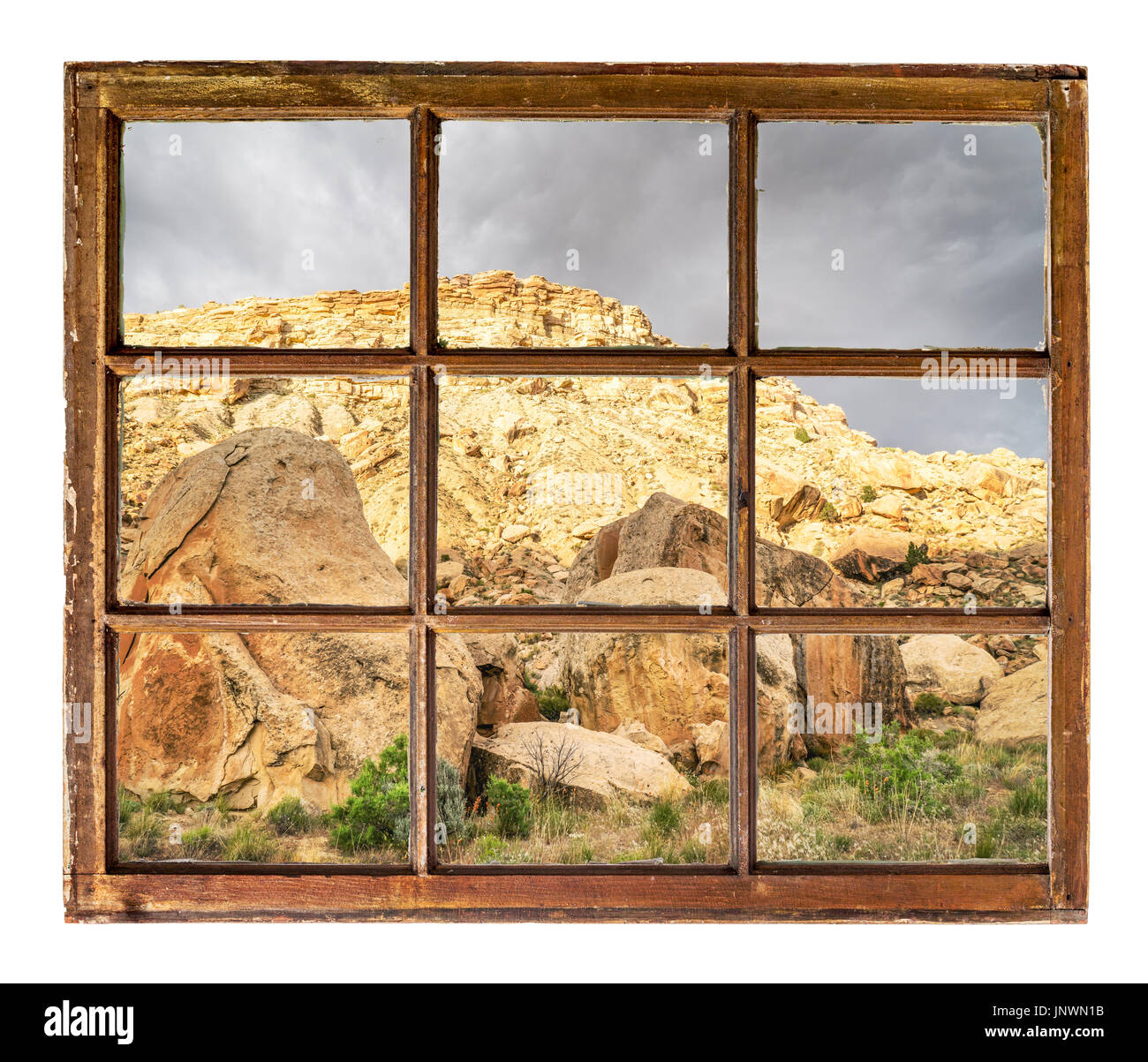 Les roches et les falaises du désert comme vu par vintage, grunge, fenêtre à guillotine avec vitre sale Banque D'Images