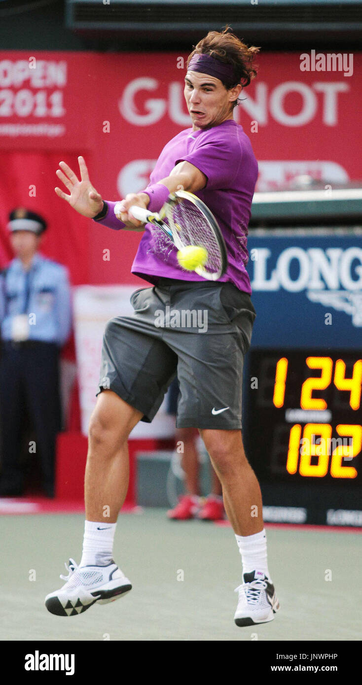 TOKYO, JAPON - champion de l'Espagne de Rafael Nadal frappe une balle dans un second tour ouvert Japon match contre Milos Raonic du Canada à Ariake Tennis Forest Park à Tokyo le 6 octobre 2011. Tête de Nadal a gagné 7-5, 6-3 et se qualifie pour les quarts de finale. (Kyodo) Banque D'Images