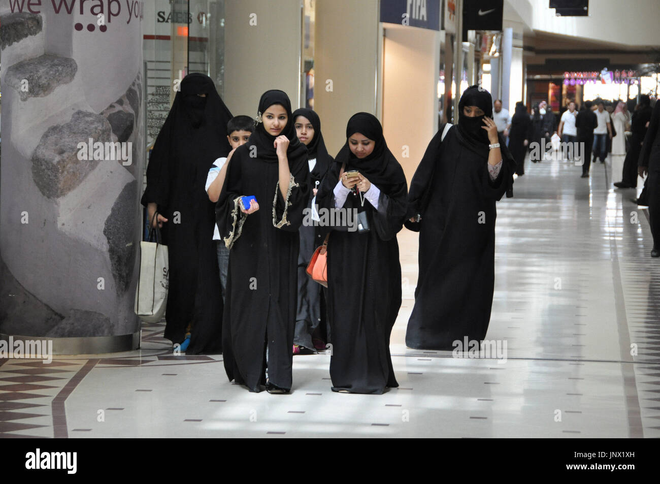 RIYADH, Arabie saoudite - Arabie femmes portant le traditionnel ''abaya''  robe noire à manches longues à pied