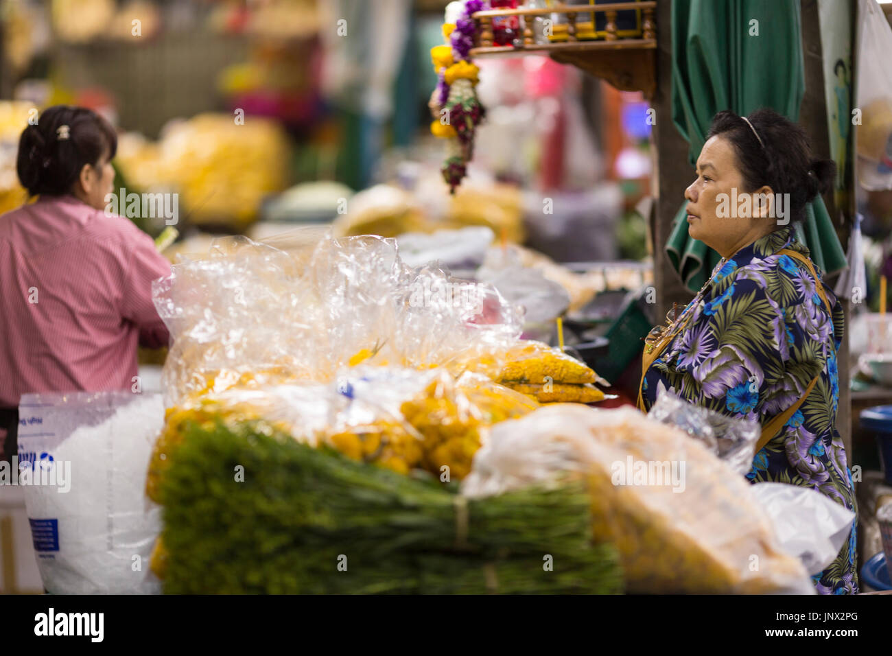 Bangkok, Thaïlande - 18 Février, 2015 : Pak Khlong Talat marché aux fleurs à Yaowarat et Pahurat à Bangkok la nuit Banque D'Images