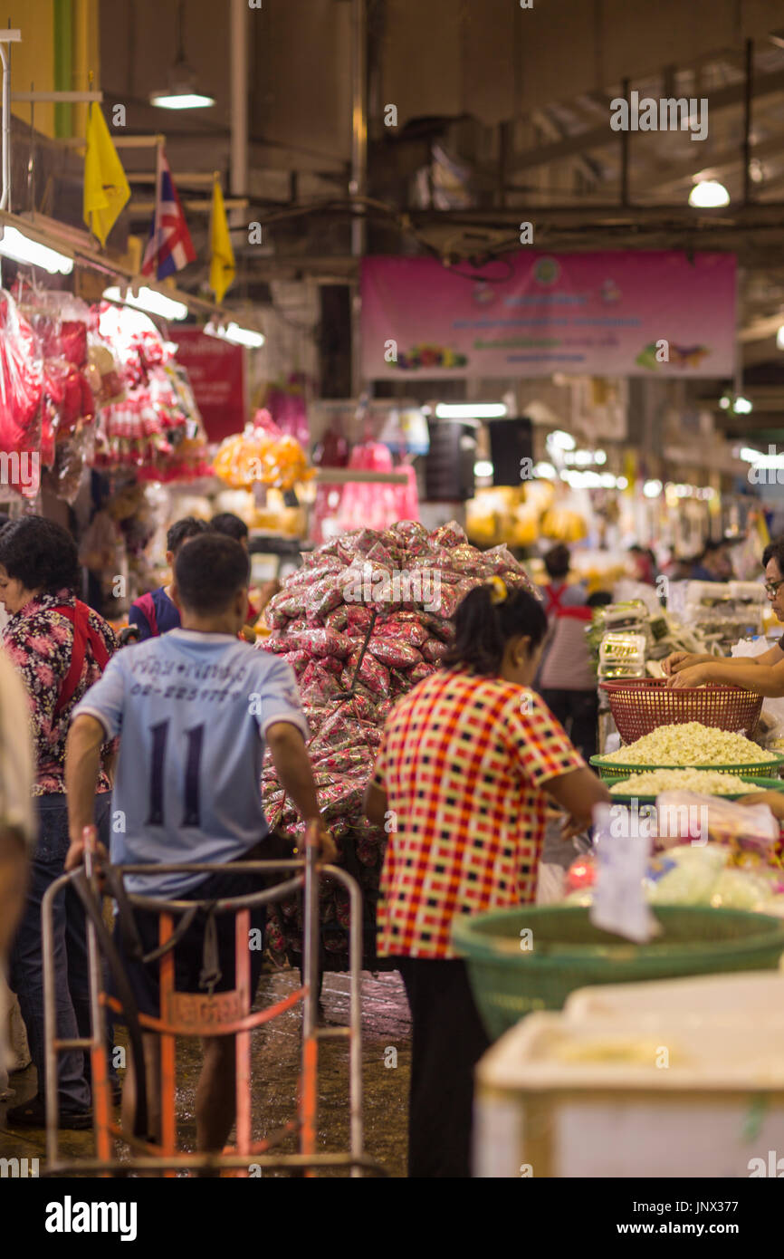 Bangkok, Thaïlande - 18 Février, 2015 : Pak Khlong Talat marché aux fleurs à Yaowarat et Pahurat à Bangkok la nuit Banque D'Images