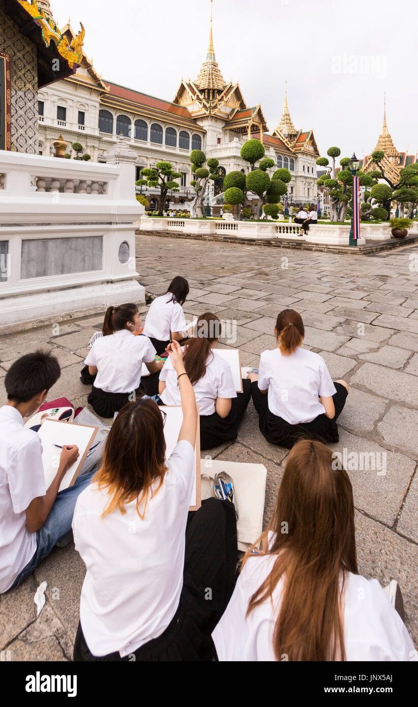 Bangkok, Thaïlande - 18 Février, 2015 : des étudiants en art dessin au Grand Palace, Bangkok. Banque D'Images