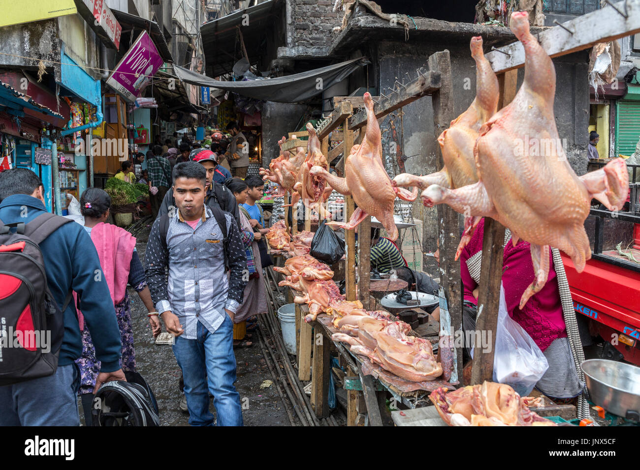 La vente de poulets et de la viande de boucherie dans la rue, Shillong, Meghalaya, en Inde Banque D'Images