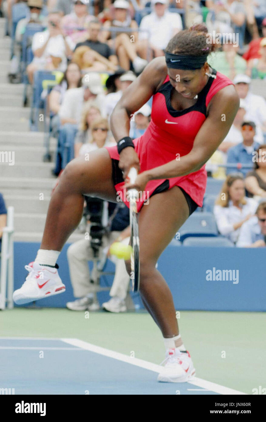 NEW YORK, États-Unis - Serena Williams, de l'renvoie une tourné contre Ana Ivanovic de la Serbie dans un match de quatrième tour à l'US Open Tennis championships à New York le 5 septembre 2011. Williams avancé pour les quarts de finale après avoir battu Ivanovic 6-3, 6-4. (Kyodo) Banque D'Images