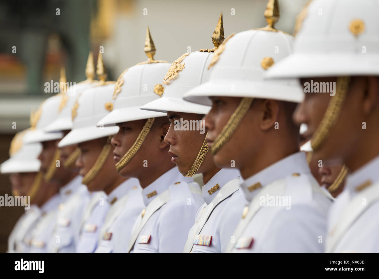 Bangkok, Thaïlande - 18 Février, 2015 : Palace guards à l'attention du Grand Palais à Bangkok, Thaïlande. Banque D'Images