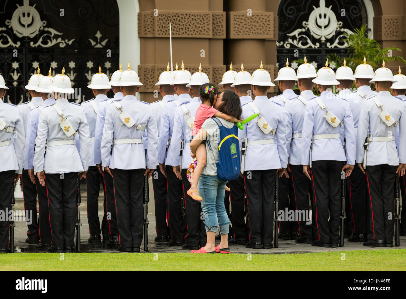 Bangkok, Thaïlande - 18 Février, 2015 : Mère avec enfant et palace guards à l'attention du Grand Palais à Bangkok, Thaïlande. Banque D'Images