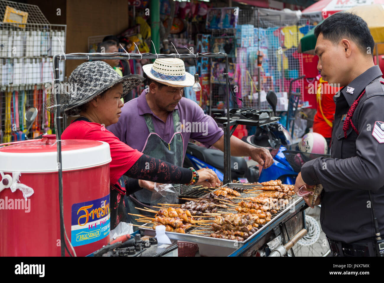 Bangkok, Thaïlande - 18 février 2015 policier : l'achat de nourriture dans les rues de Chinatown, Bangkok, lors de la célébration du Nouvel An chinois. Banque D'Images