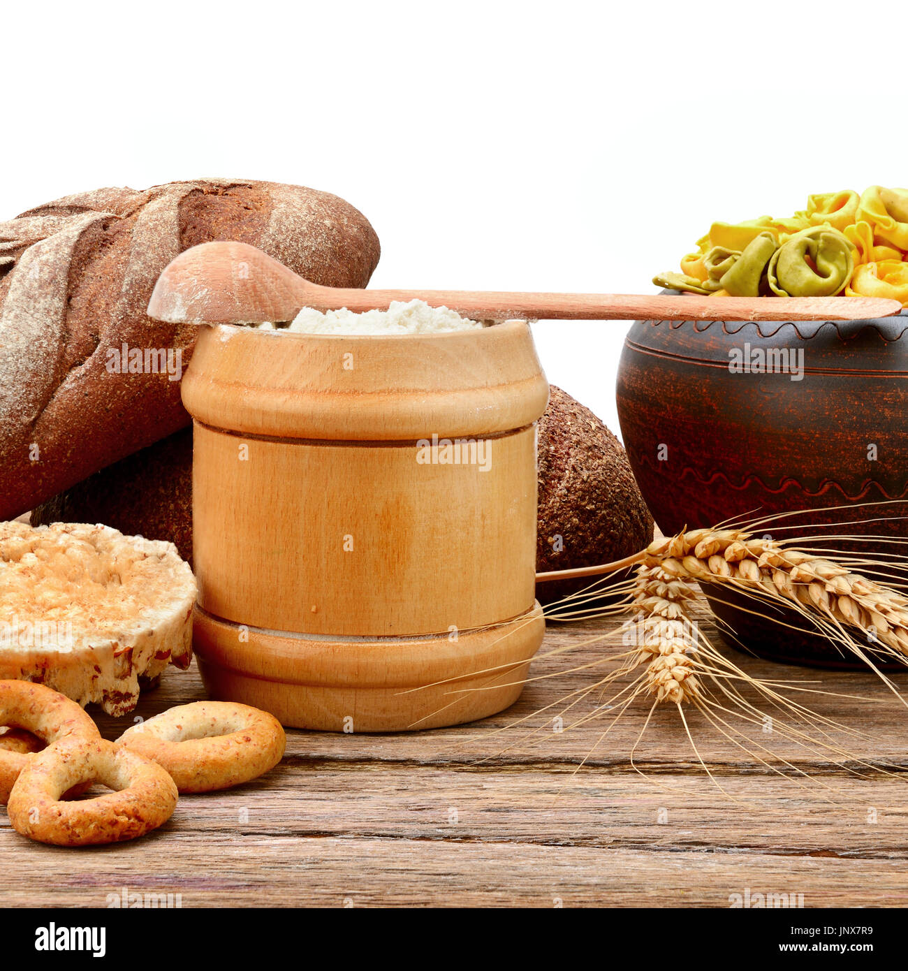 Les produits alimentaires fabriqués à partir de blé isolé sur fond blanc Banque D'Images