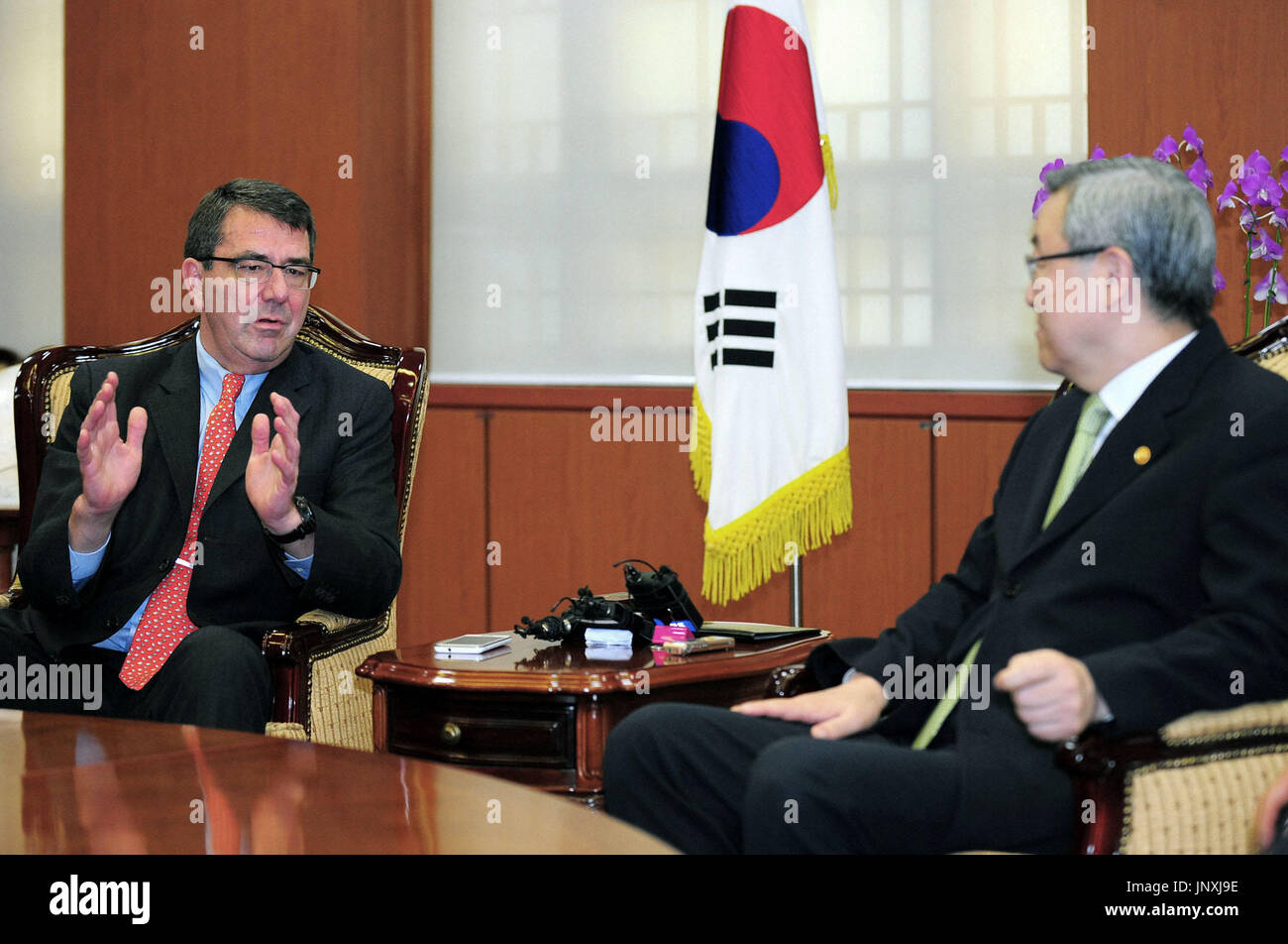 Séoul, Corée du Sud - États-Unis Secrétaire adjoint de la Défense, Ashton Carter (L) et sud-coréen des Affaires étrangères et le ministre du Commerce, Kim Sung Hwan tenir des pourparlers à Séoul le 26 juillet 2012. (Kyodo) Banque D'Images