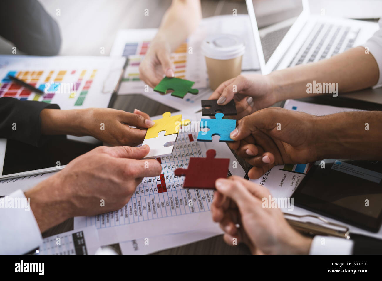 Le travail d'équipe de partenaires. Concept d'intégration et de démarrage des pièces de puzzle Banque D'Images