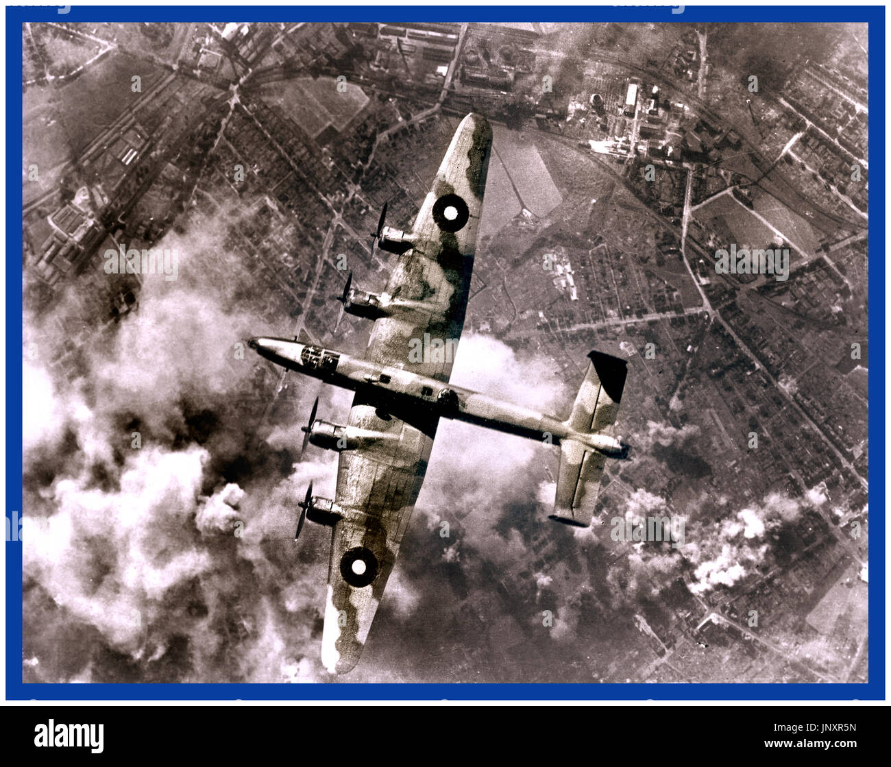 WW2 bombardier Halifax de la RAF un bombardier Halifax de la RAF au cours d'un bombardement ciblé sur les plantes huile contrôlée par les Nazis en Allemagne's Ruhr 1940 Banque D'Images