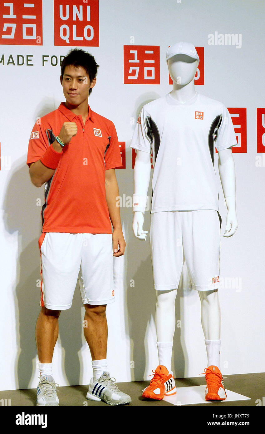 TOKYO, JAPON - Japonais Kei Nishikori tennis player pose portant une tenue  de tennis de marque Uniqlo à Tokyo le 13 février 2012. Fast Retailing co.,  qui exploite la chaîne de magasins