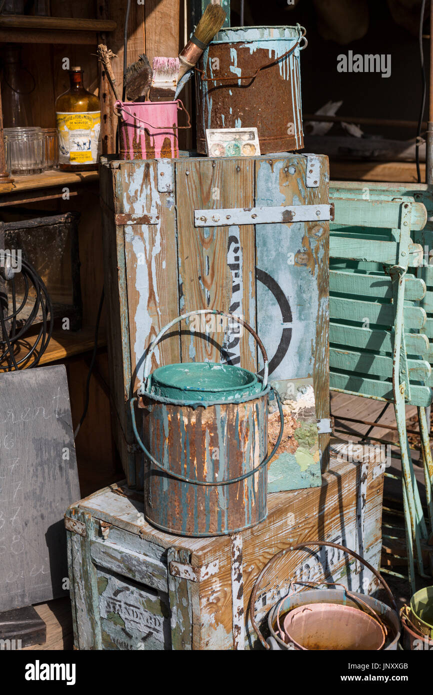 Isle-sur-la-Sorgue, en Provence, France - le 9 octobre 2015 : affichage extérieur les magasins d'antiquités à l'Isle-sur-la-Sorgue, en Provence France. Isle-sur-la-Sorgue est célèbre pour ses boutiques d'antiquités et brocante. Banque D'Images