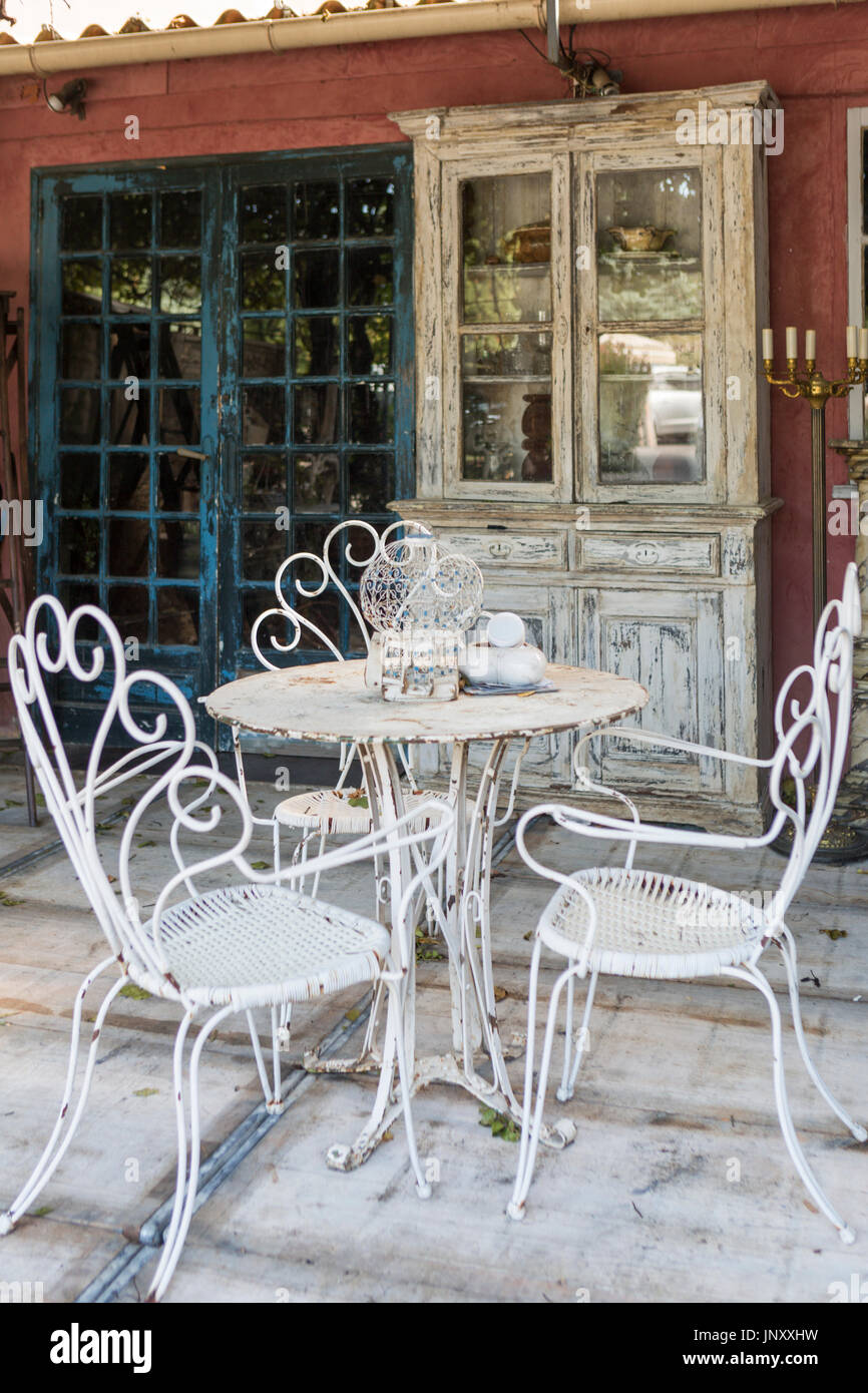 Isle-sur-la-Sorgue, en Provence, France - le 9 octobre 2015 : affichage extérieur les magasins d'antiquités à l'Isle-sur-la-Sorgue, en Provence France. Isle-sur-la-Sorgue est célèbre pour ses boutiques d'antiquités et brocante. Banque D'Images