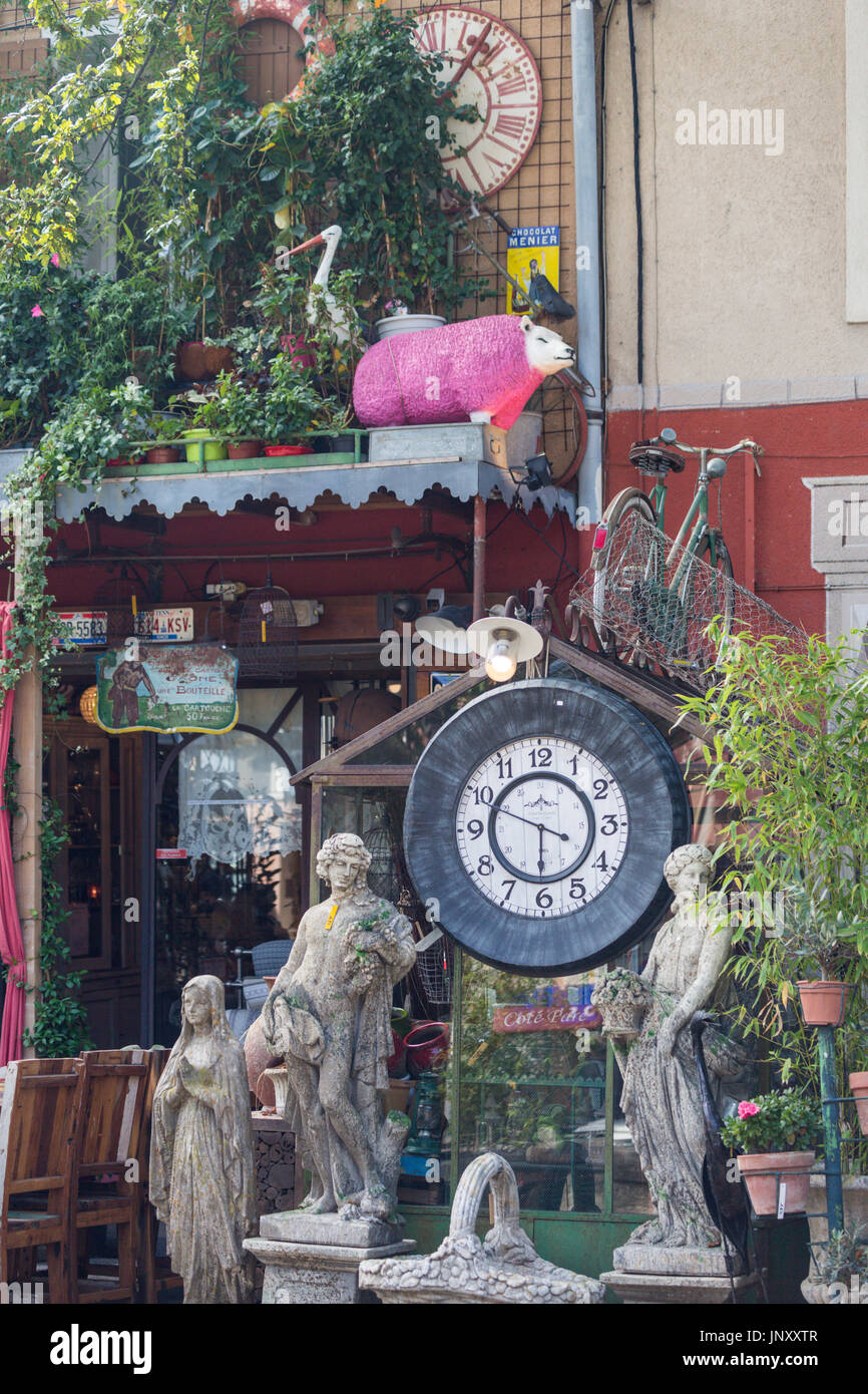 Isle-sur-la-Sorgue, en Provence, France - le 9 octobre 2015 : l'extérieur du magasin d'antiquités à l'Isle-sur-la-Sorgue, en Provence France. Isle-sur-la-Sorgue est célèbre pour ses boutiques d'antiquités et brocante. Banque D'Images