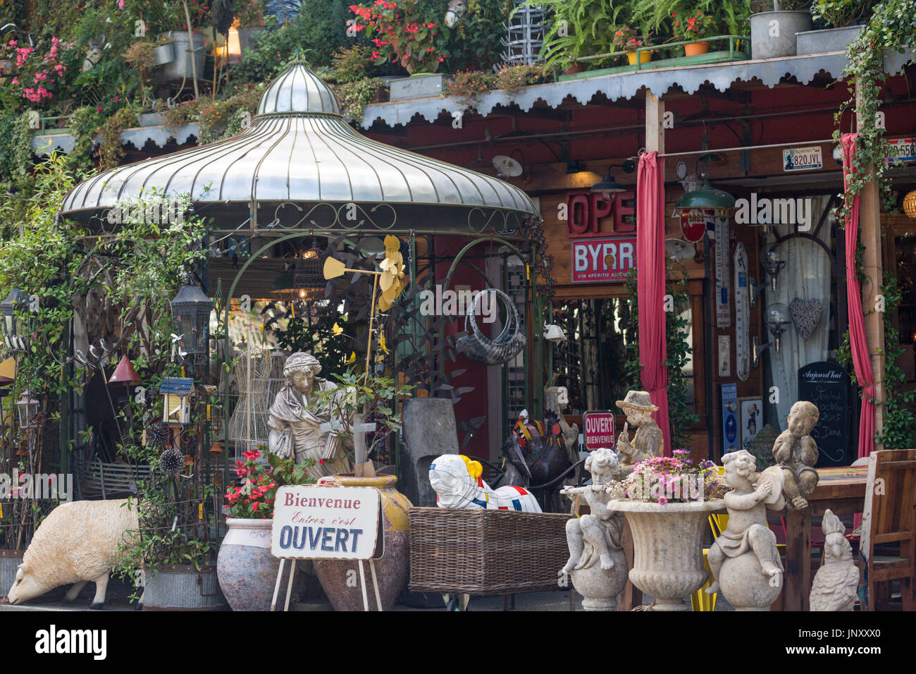 Isle-sur-la-Sorgue, en Provence, France - le 9 octobre 2015 : l'extérieur du magasin d'antiquités à l'Isle-sur-la-Sorgue, en Provence France. Isle-sur-la-Sorgue est célèbre pour ses boutiques d'antiquités et brocante. Banque D'Images