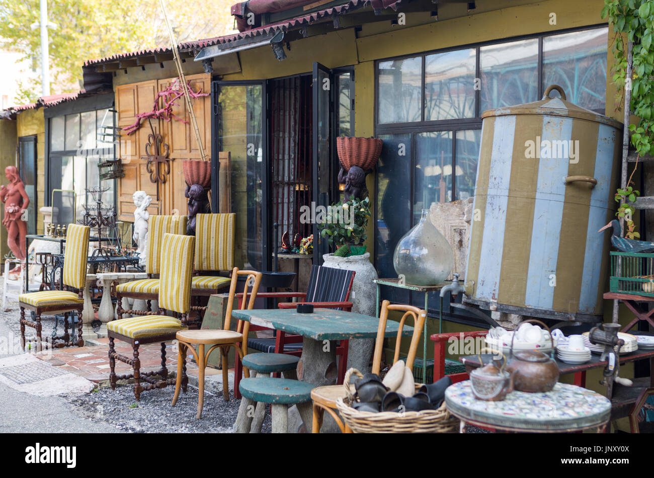 Isle-sur-la-Sorgue, en Provence, France - le 9 octobre 2015 : Affichage à l'extérieur de la boutique d'antiquités à l'Isle-sur-la-Sorgue, en Provence France. Isle-sur-la-Sorgue est célèbre pour ses boutiques d'antiquités et brocante. Banque D'Images