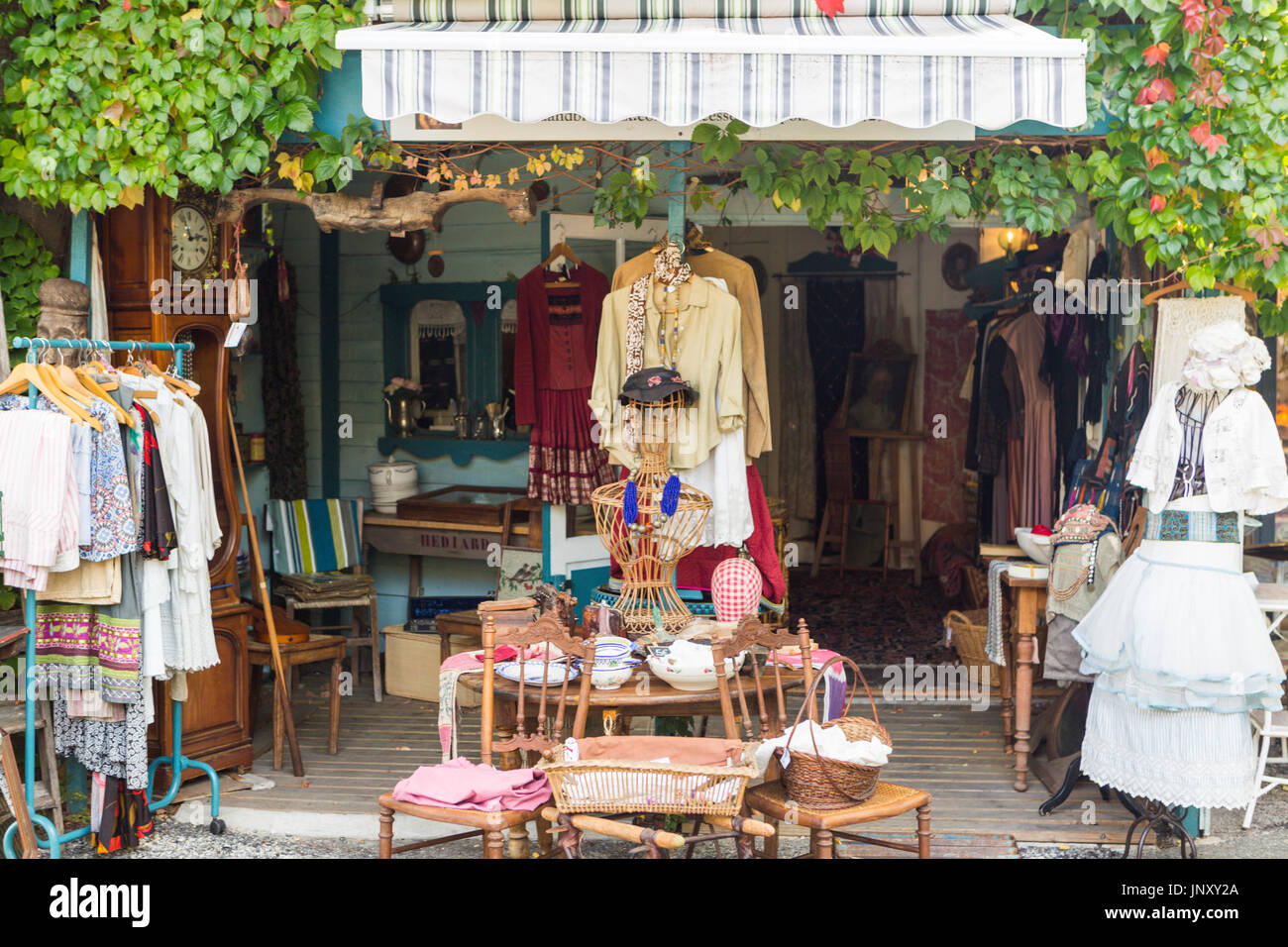 Isle-sur-la-Sorgue, en Provence, France - le 9 octobre 2015 : Affichage à l'extérieur de la boutique d'antiquités à l'Isle-sur-la-Sorgue, en Provence France. Isle-sur-la-Sorgue est célèbre pour ses boutiques d'antiquités et brocante. Banque D'Images