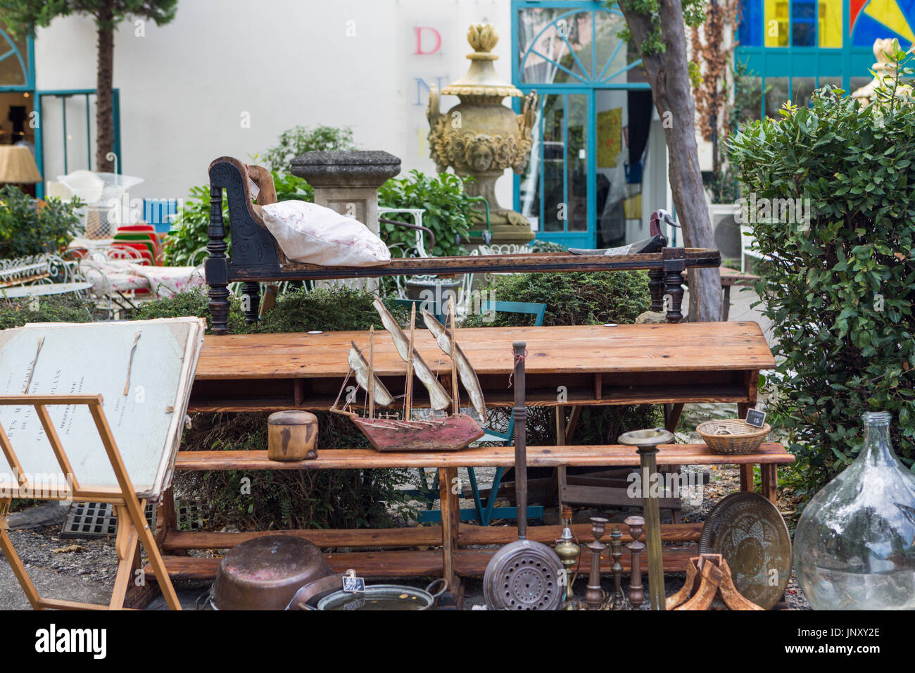 Isle-sur-la-Sorgue, en Provence, France - le 9 octobre 2015 : Affichage à l'extérieur de la boutique d'antiquités à l'Isle-sur-la-Sorgue, en Provence France. Isle-sur-la-Sorgue est célèbre pour ses boutiques d'antiquités et brocante. Banque D'Images